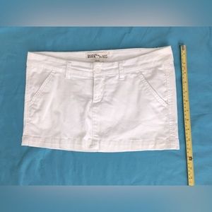 Y2k ruehl crisp white miniskirt